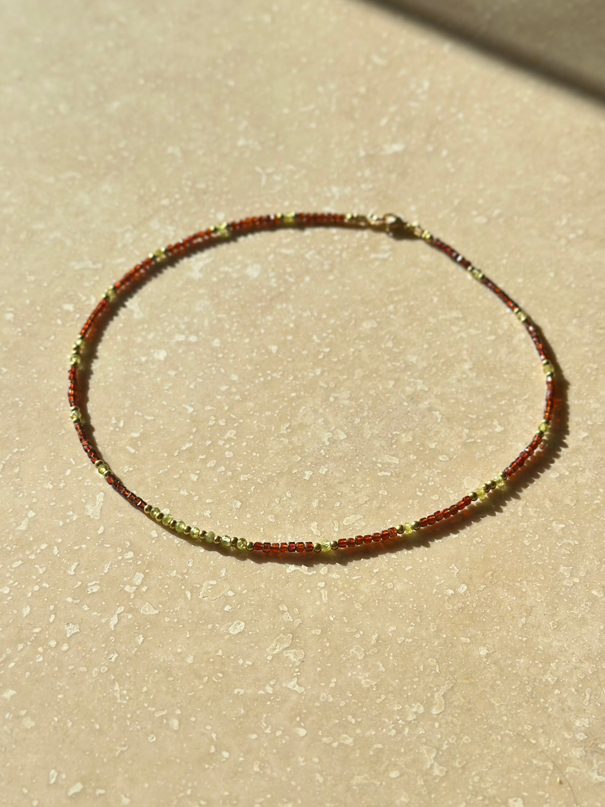 Collier fin Grenat & Péridot — Énergie vitale et joie lumineuse