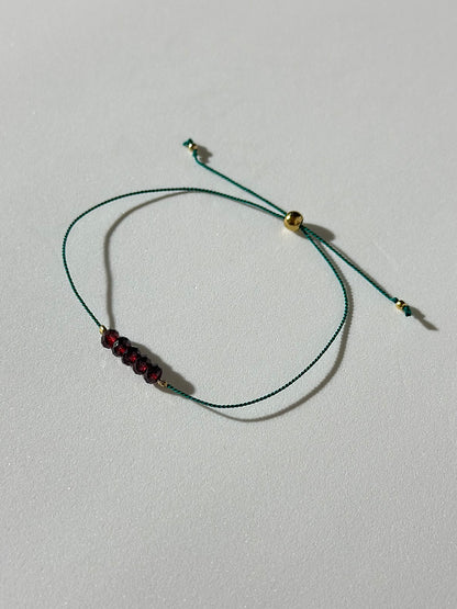 Divers bracelets sur fil de soie