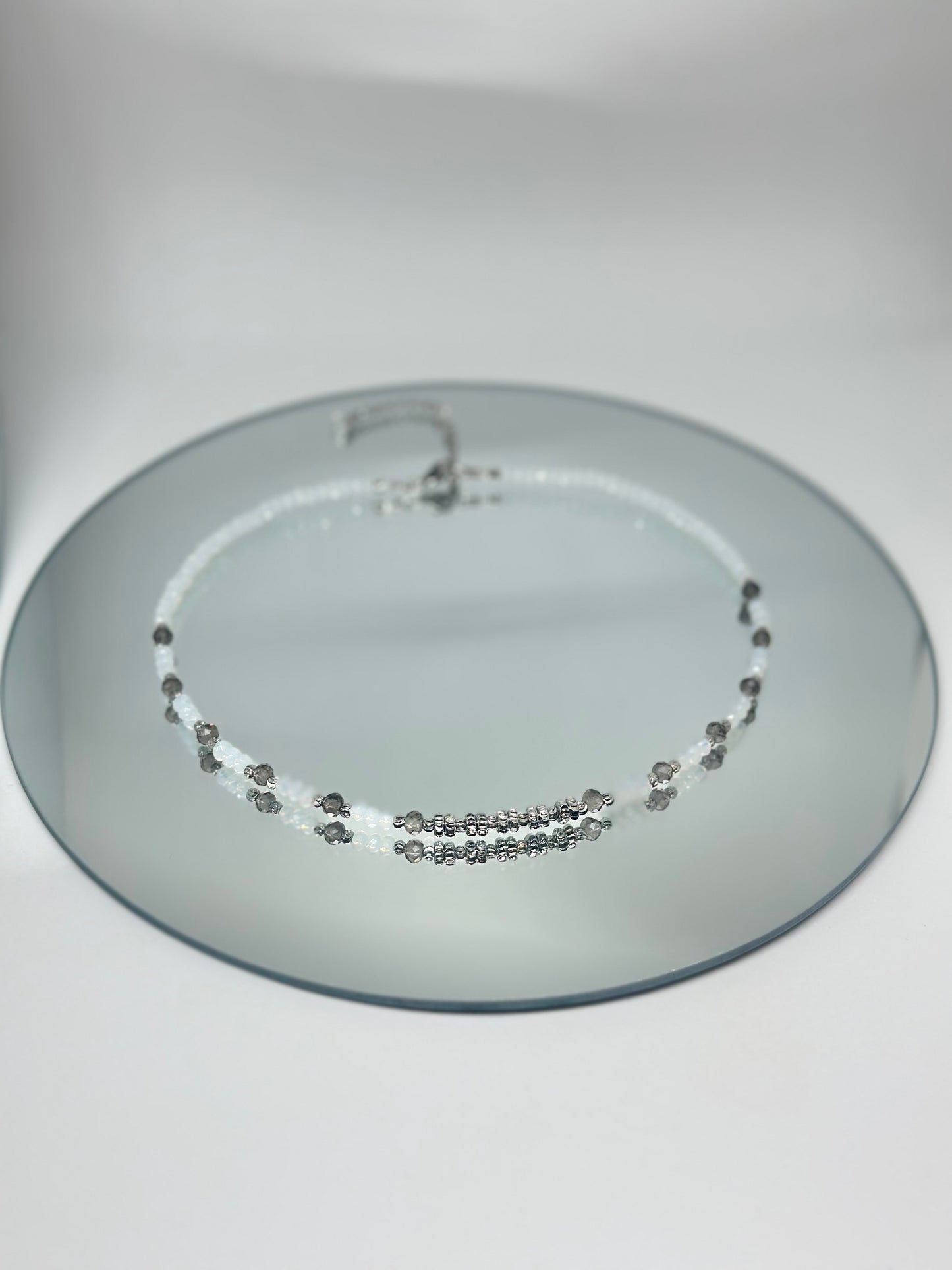 Collier opalescent – Quartz fumé et Opalite
Stabilité, clarté et douceur perceptive