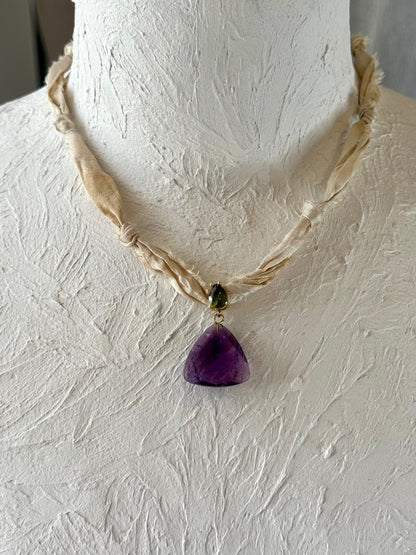 Collier Améthyste sur ruban de soie — La couronne violette