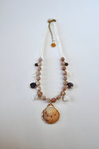 Collier Charms Pierre de soleil & Nacre — L’éclat de la mer et de la lumière