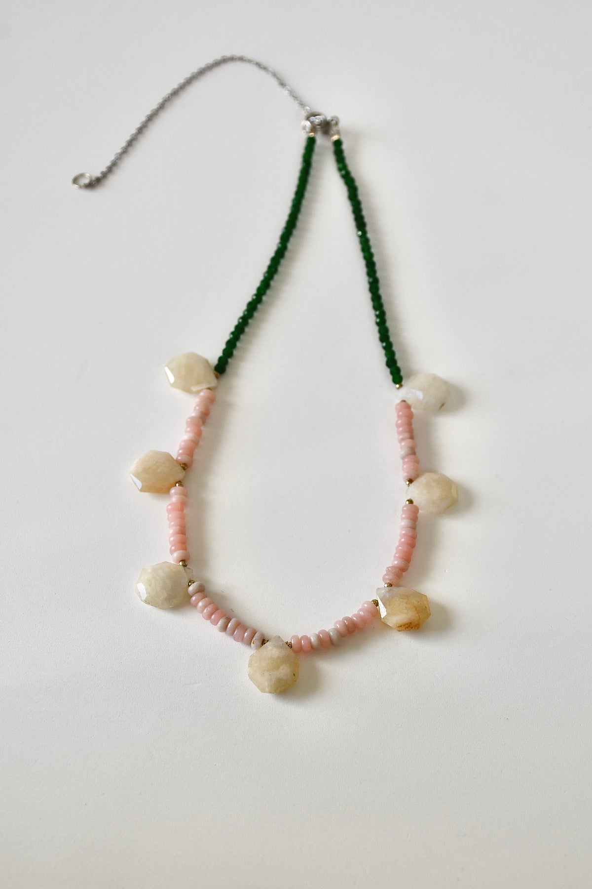 Collier Opale rose, Pierre de lune & Jade — Douceur émotionnelle et harmonie féminine