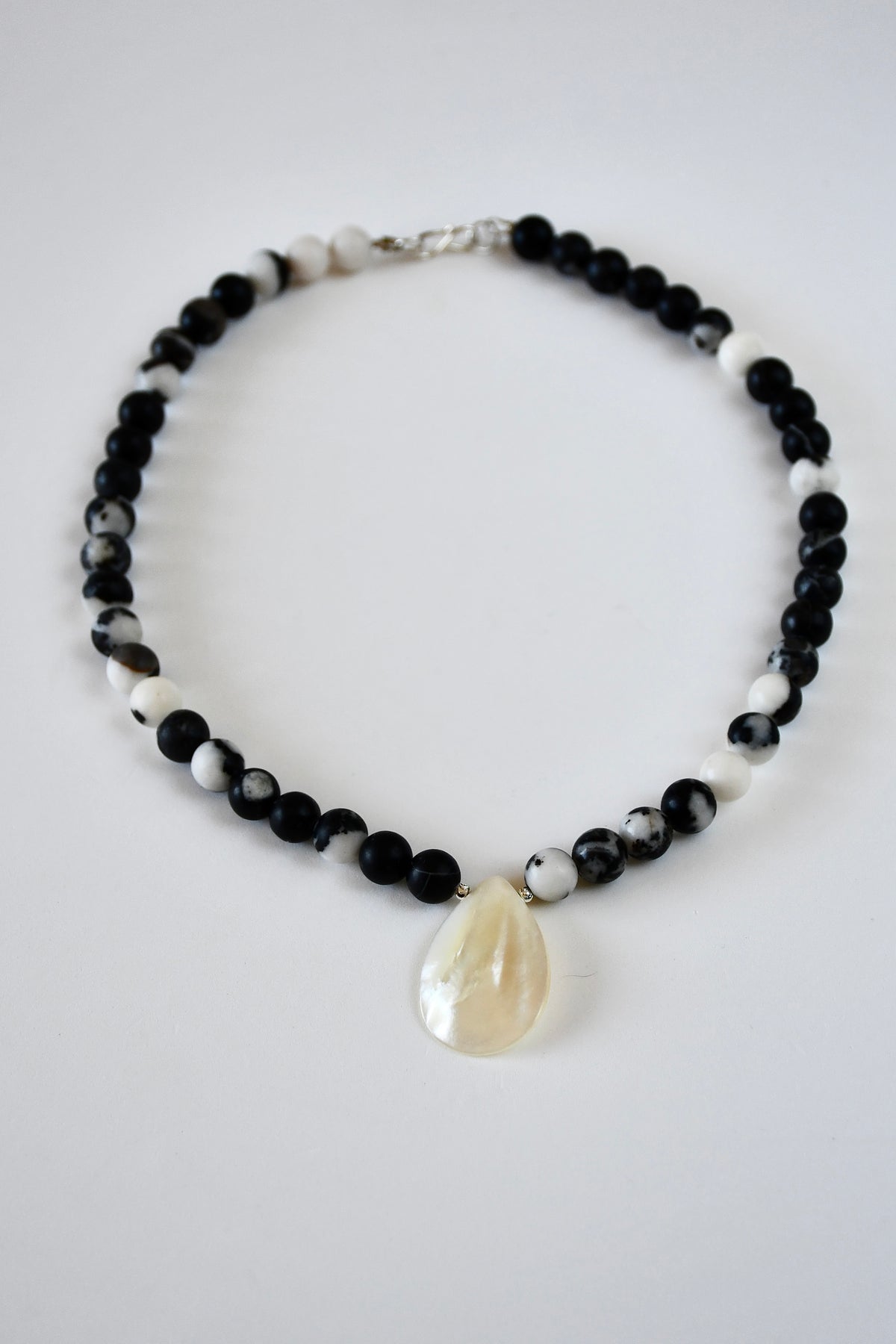 Collier Jaspe Zèbre & Coquillage nacre — L’équilibre entre la terre et la mer