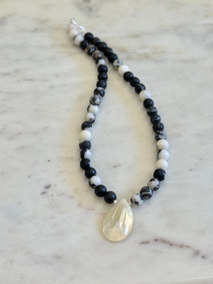 Collier Jaspe Zèbre & Coquillage nacre — L’équilibre entre la terre et la mer