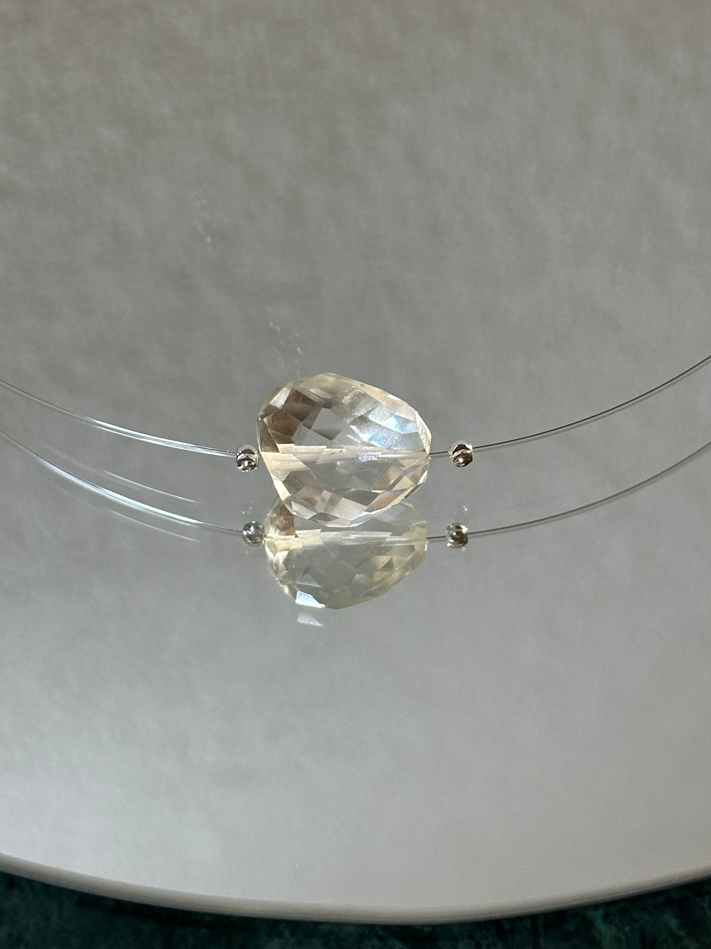 Divers colliers pierres semi précieuse sur fil cristal