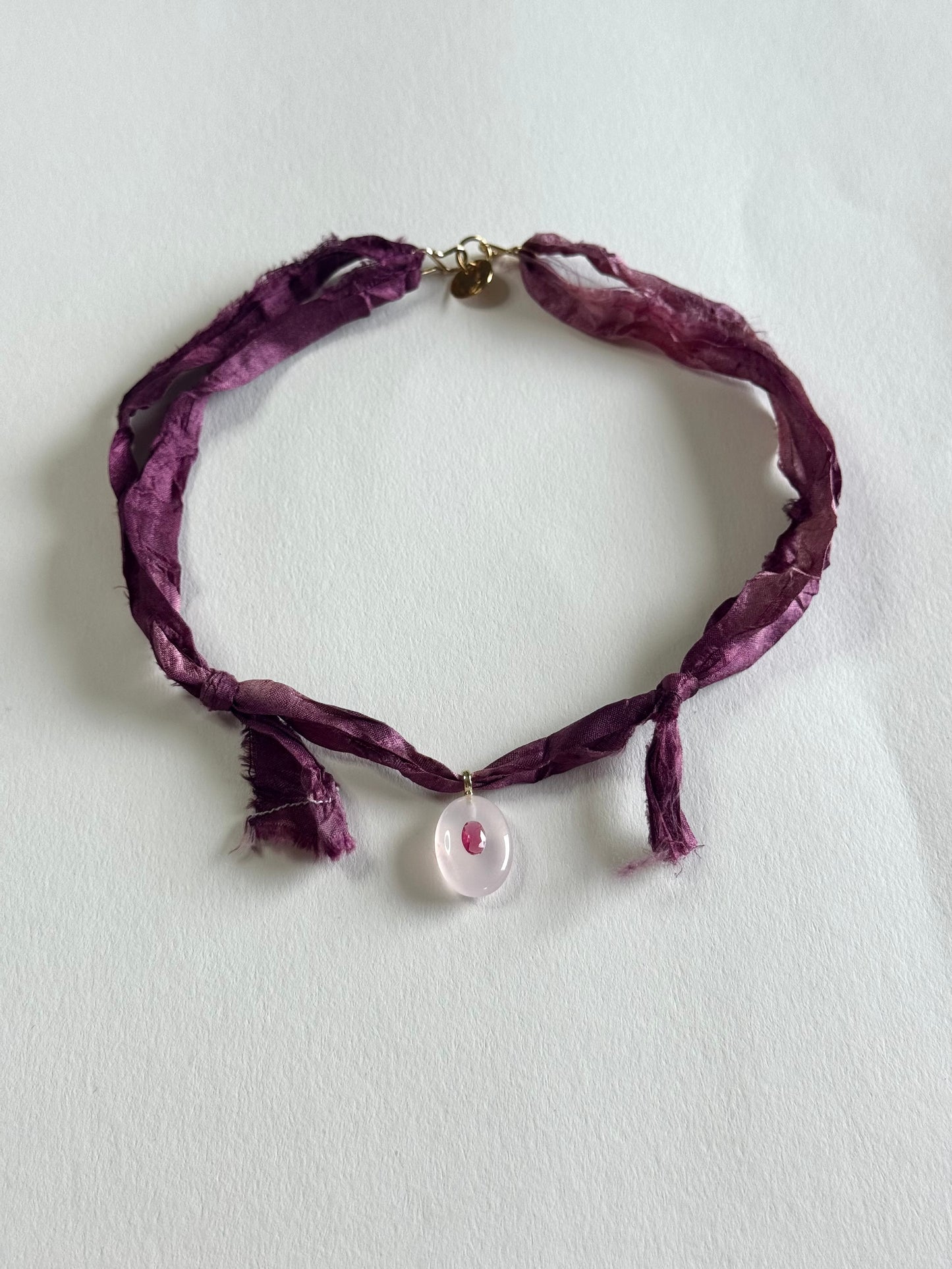 Collier Quartz rose sur ruban de soie — Le Murmure du Cœur