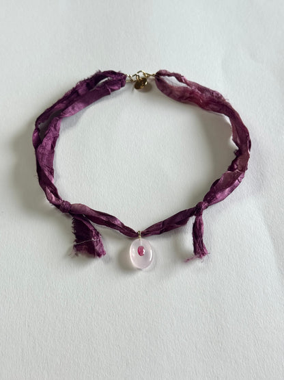 Collier Quartz rose sur ruban de soie — Le Murmure du Cœur