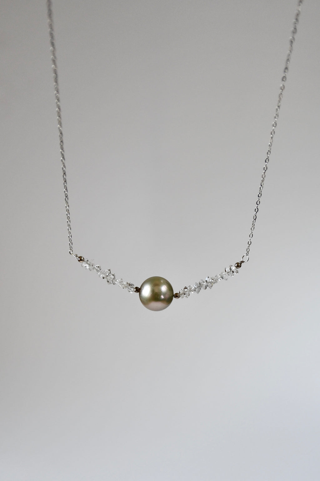 Collier diamants d’Herkimer & perle de Tahiti sur agent 925 – Clarté cristalline et profondeur