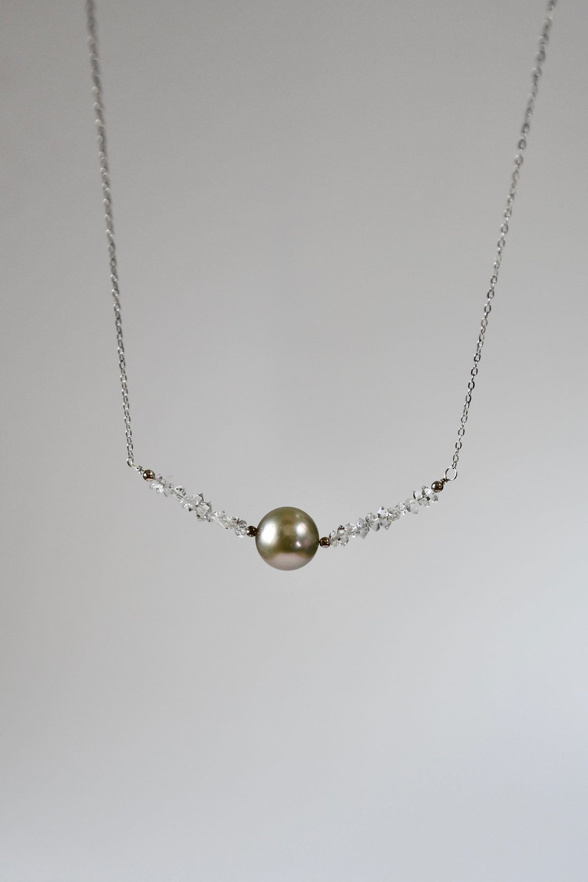 Collier diamants d’Herkimer & perle de Tahiti sur agent 925 – Clarté cristalline et profondeur