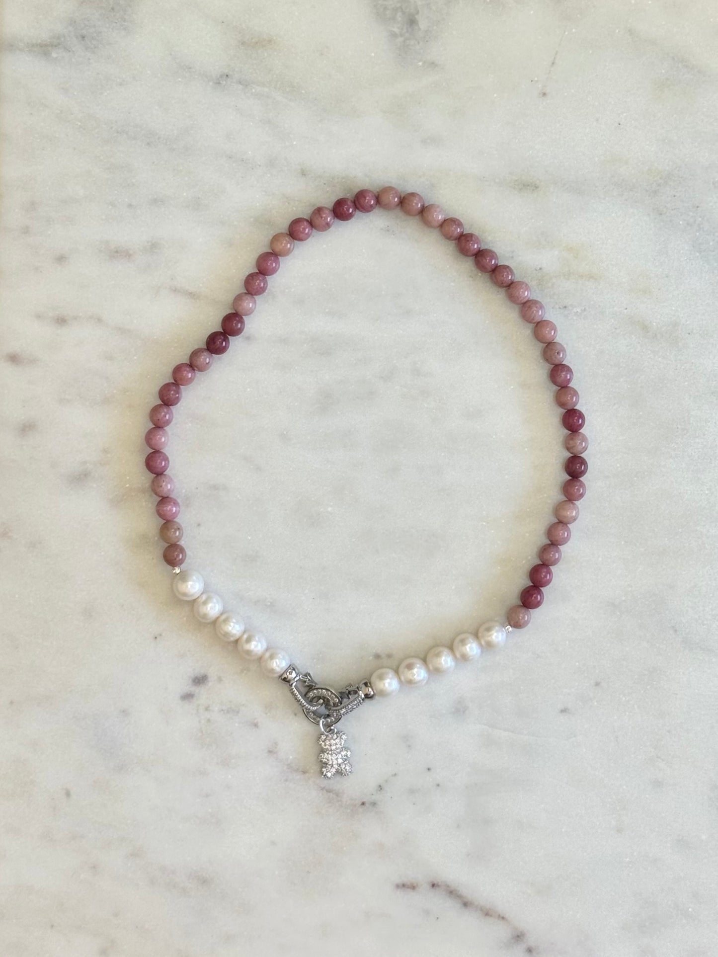 Collier Rhodonite & Perles d’eau douce — La douceur comme acte de courage
