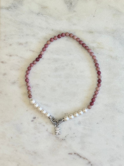 Collier Rhodonite & Perles d’eau douce — La douceur comme acte de courage