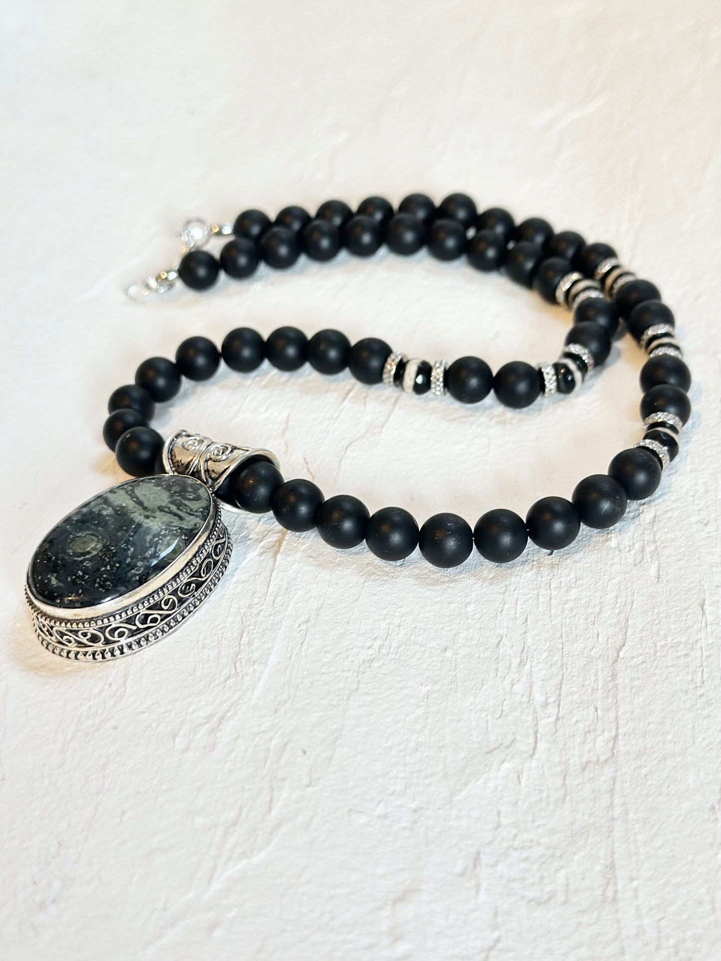 Collier Kambaba & Agate — Stabilité ancestrale et Force structurée
