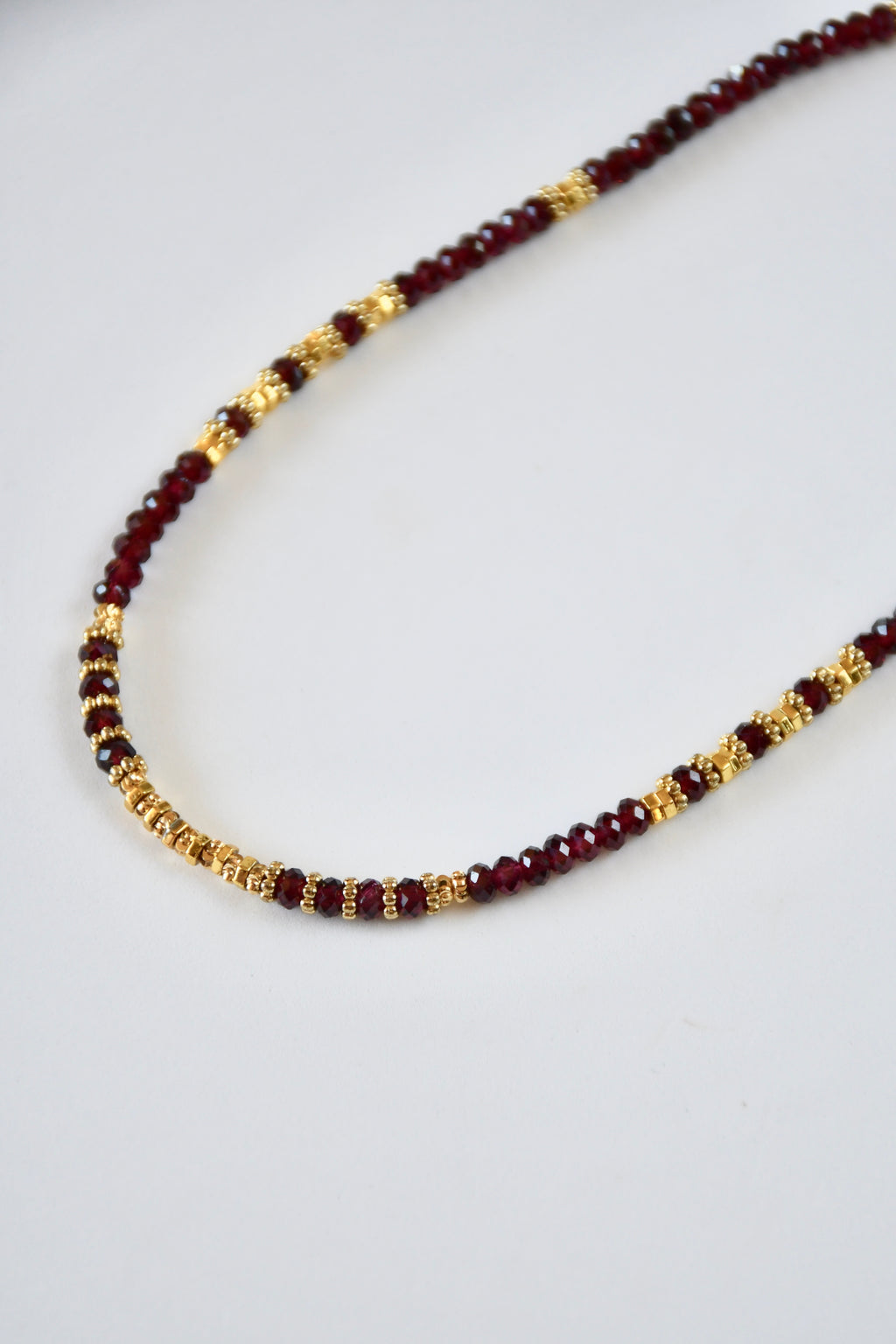 Collier fin Grenat et Hématite – Vitalité et Ancrage