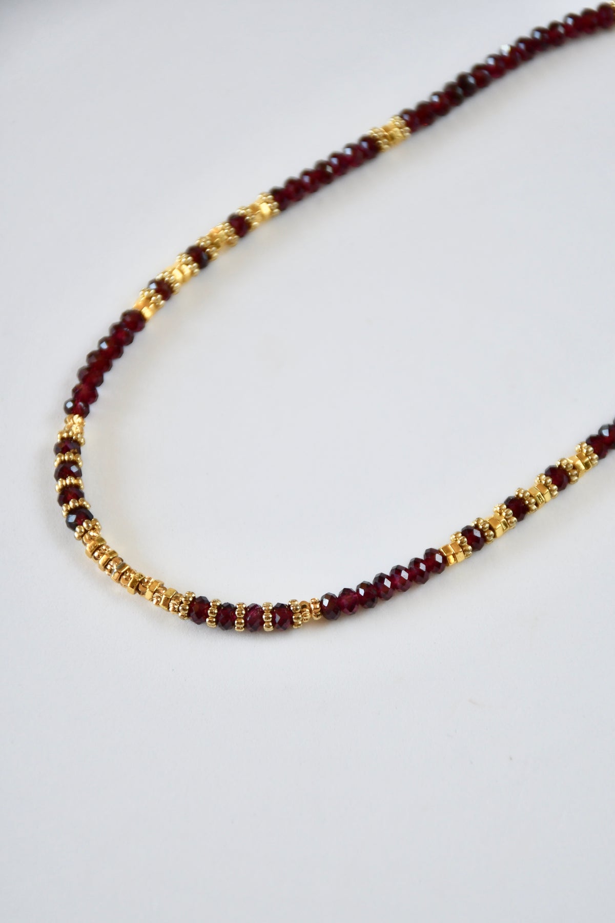 Collier fin Grenat et Hématite – Vitalité et Ancrage