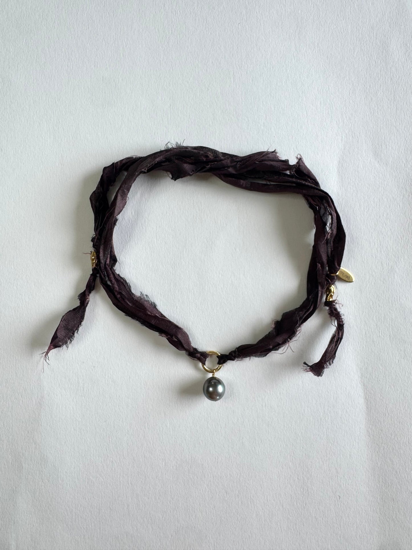 Collier perle de Tahiti sur ruban de soie — Le Mystère des Profondeurs