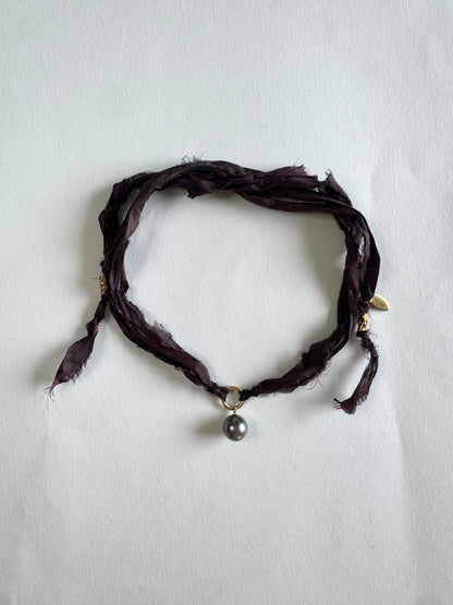 Collier perle de Tahiti sur ruban de soie — Le Mystère des Profondeurs