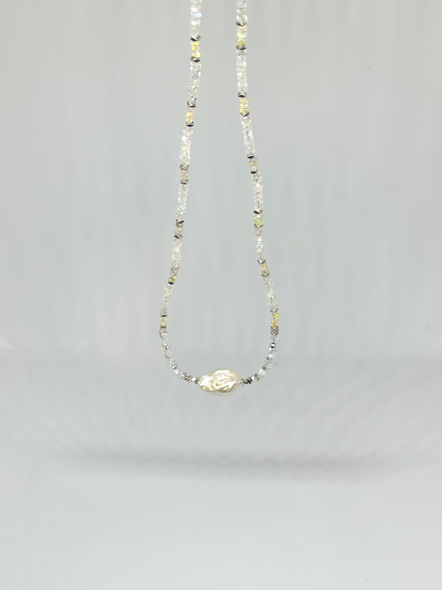 Collier entre ciel et terre – Pierre de lune, Opale, diamants d’Herkimer et Hématite | Intuition, clarté et ancrage