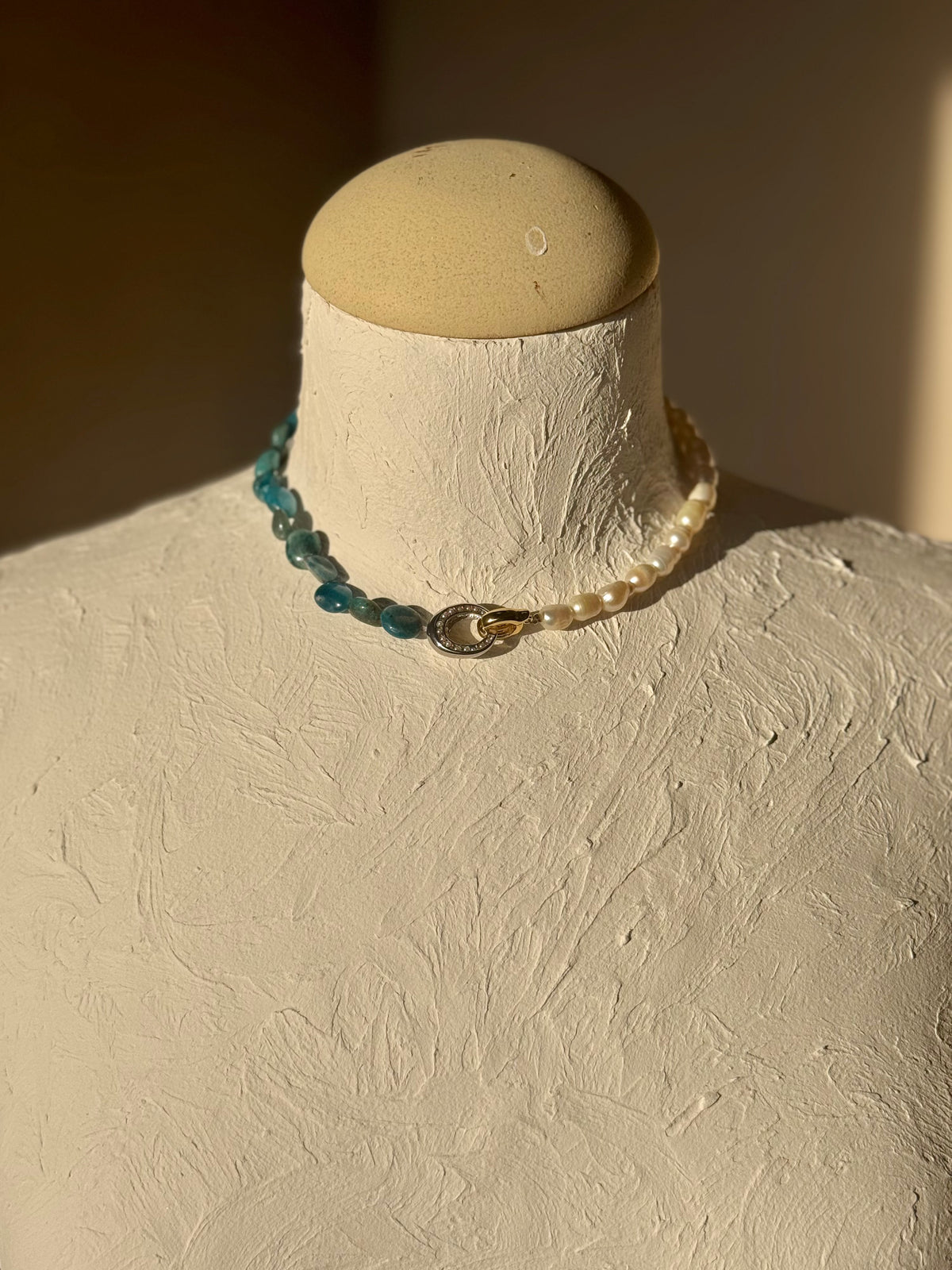 Collier Apatite & Perles d’eau douce — Clarté intérieure et expression alignée