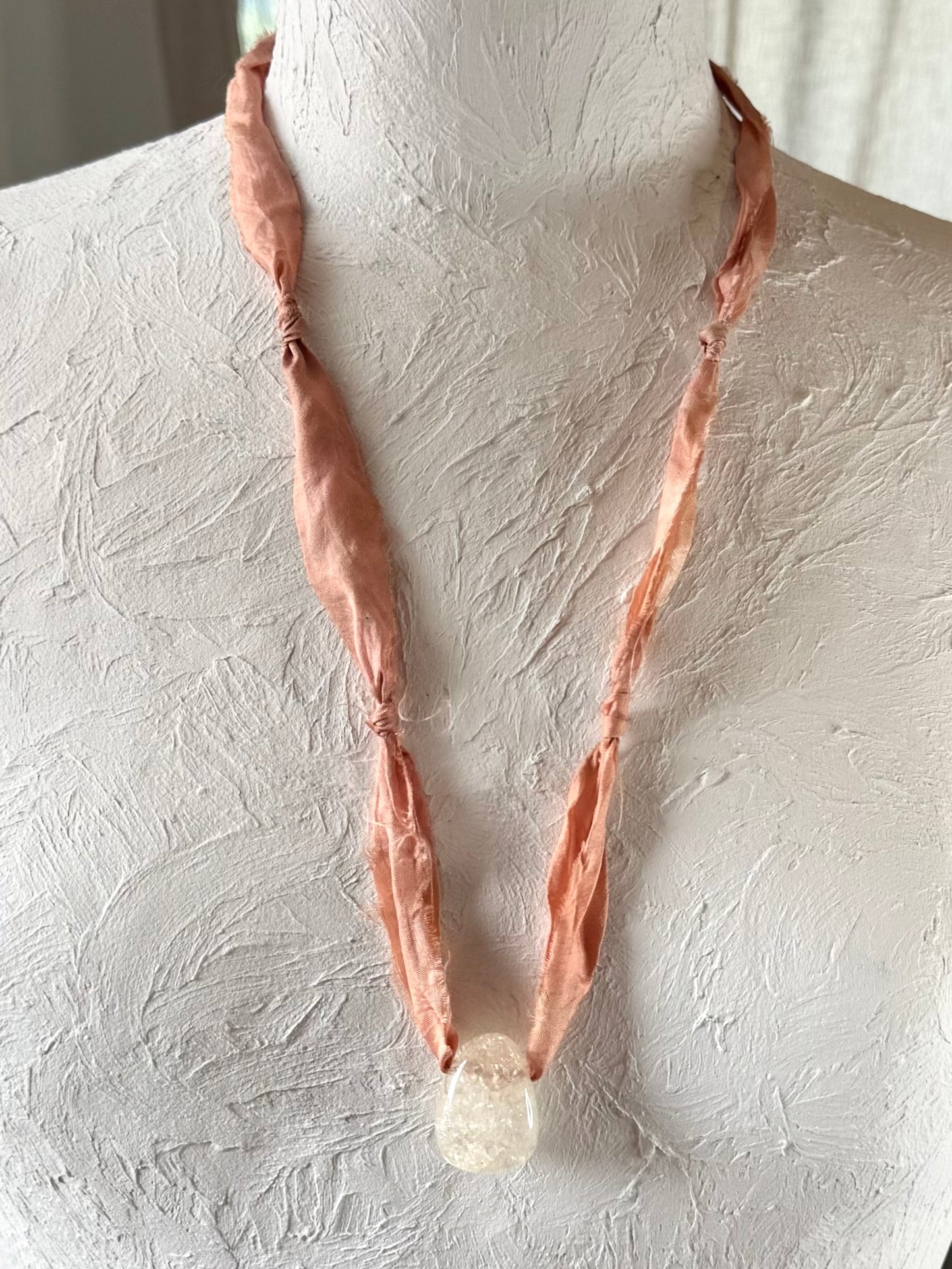 Collier Quartz craquelé sur ruban de soie — La Force Intérieure