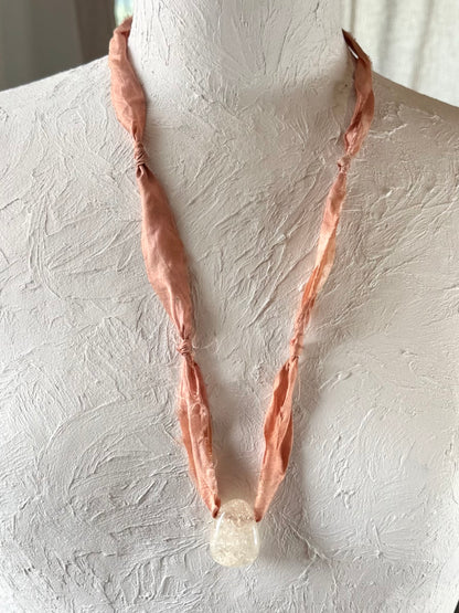 Collier Quartz craquelé sur ruban de soie — La Force Intérieure