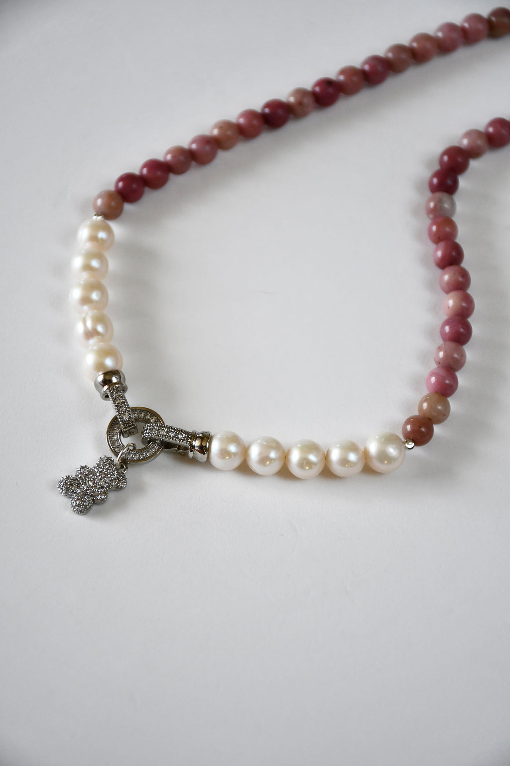 Collier Rhodonite & Perles d’eau douce — La douceur comme acte de courage
