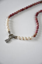 Collier Rhodonite & Perles d’eau douce — La douceur comme acte de courage