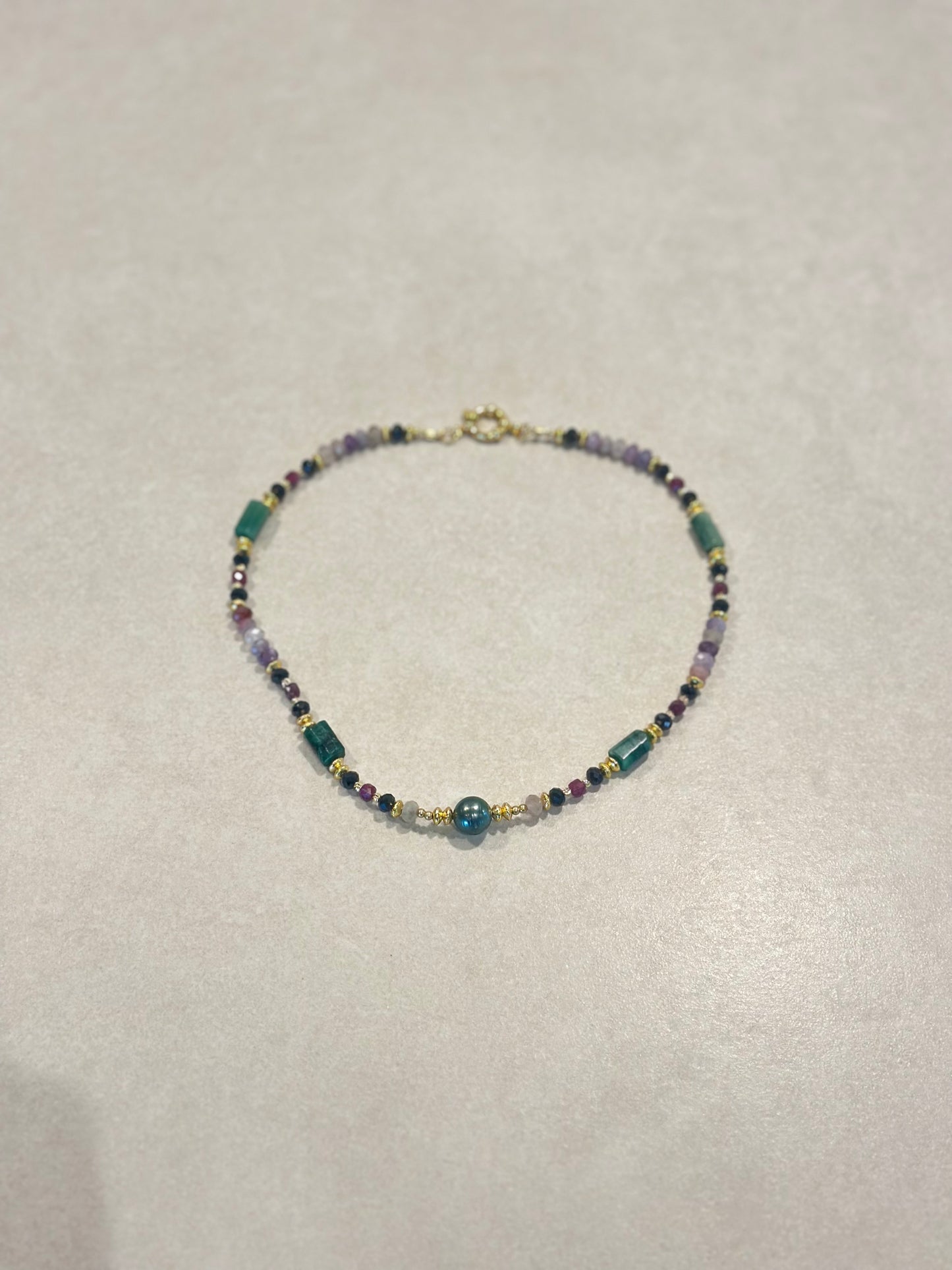 Collier “Ancrage du cœur” perle de Tahiti, tourmaline et émeraude
