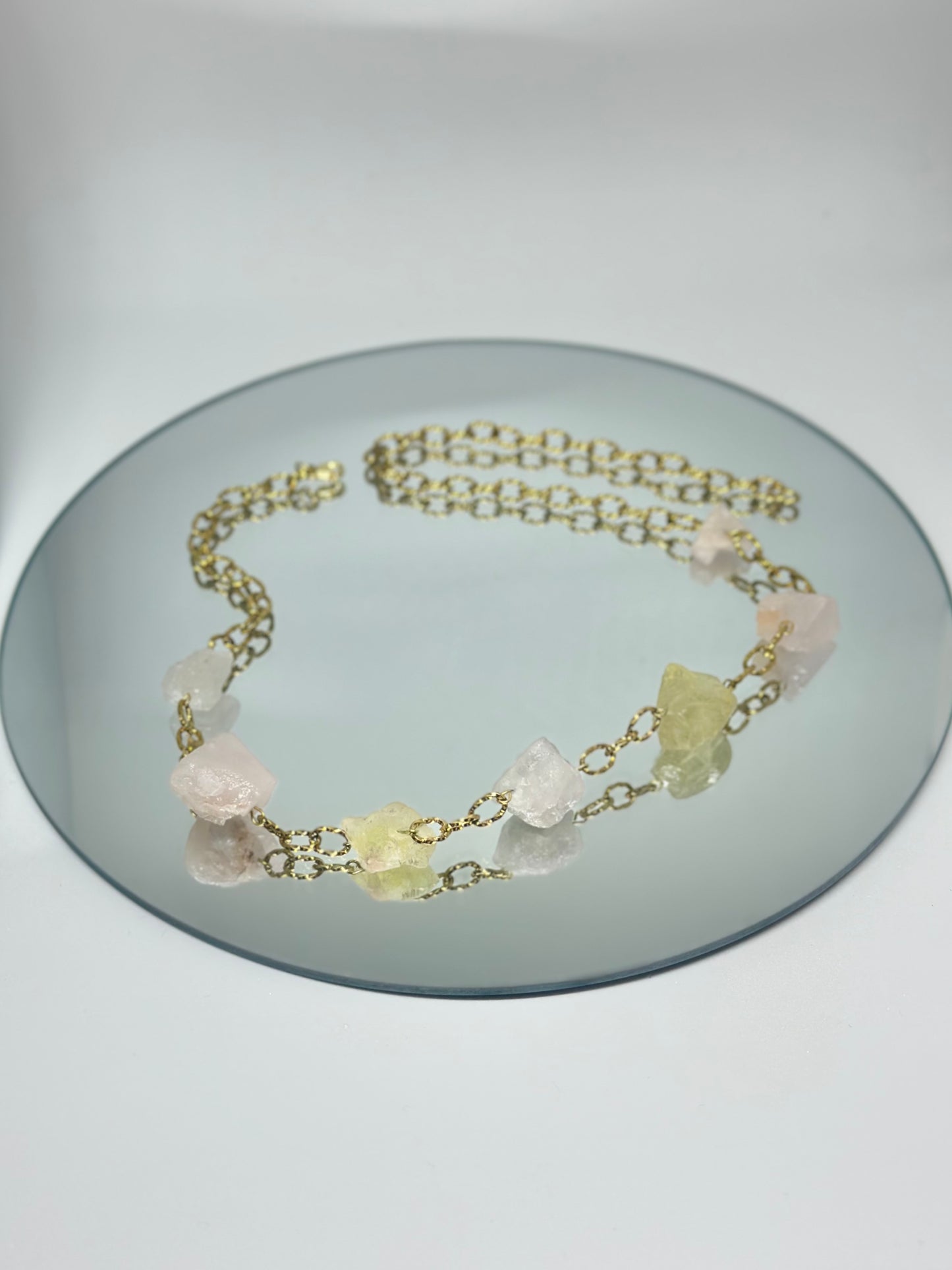 Collier de Quartz Brut – Pureté et énergie universelle
Clarté intérieure – Amplification énergétique – Équilibre