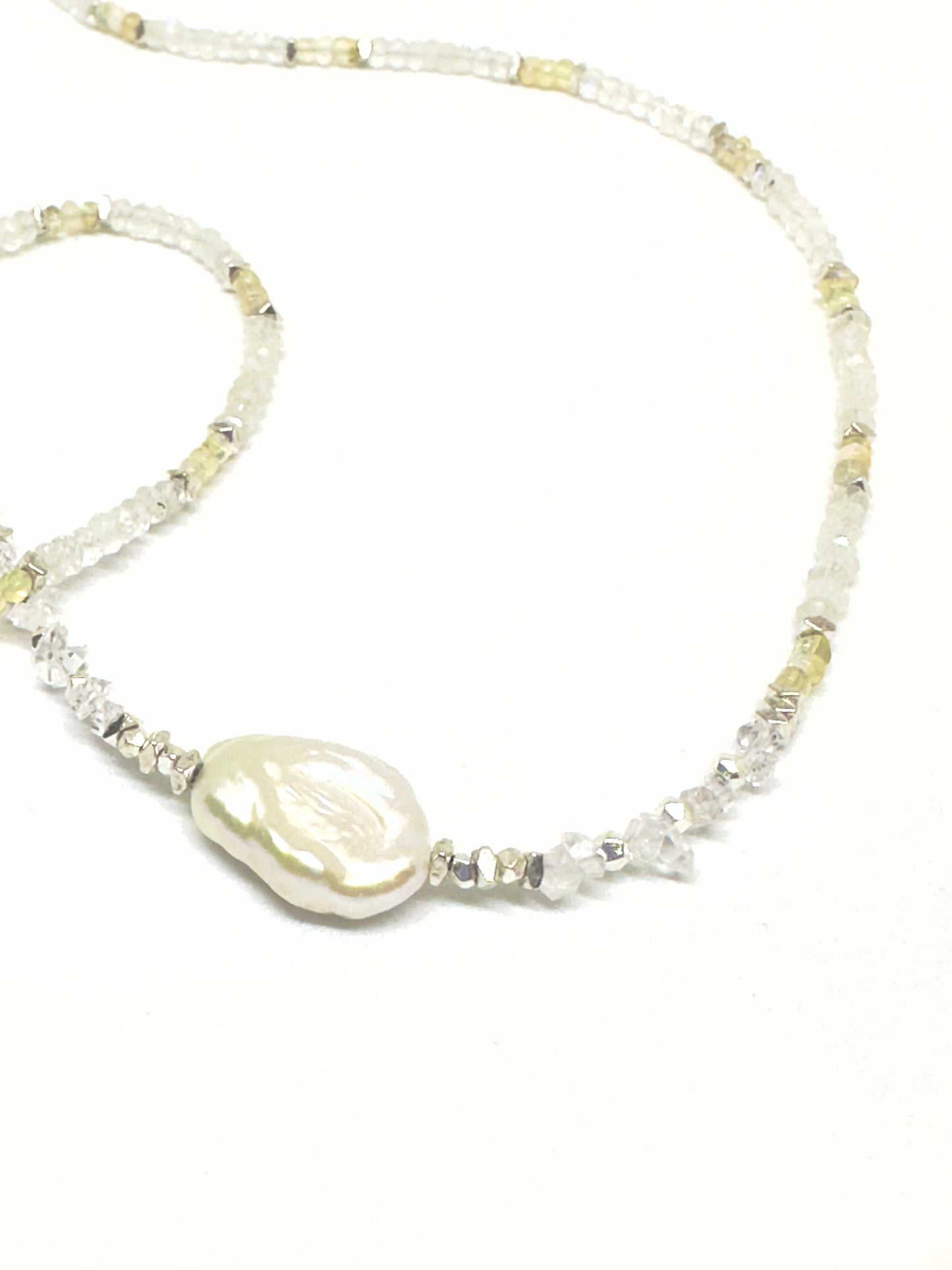 Collier entre ciel et terre – Pierre de lune, Opale, diamants d’Herkimer et Hématite | Intuition, clarté et ancrage