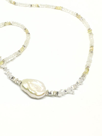 Collier entre ciel et terre – Pierre de lune, Opale, diamants d’Herkimer et Hématite | Intuition, clarté et ancrage