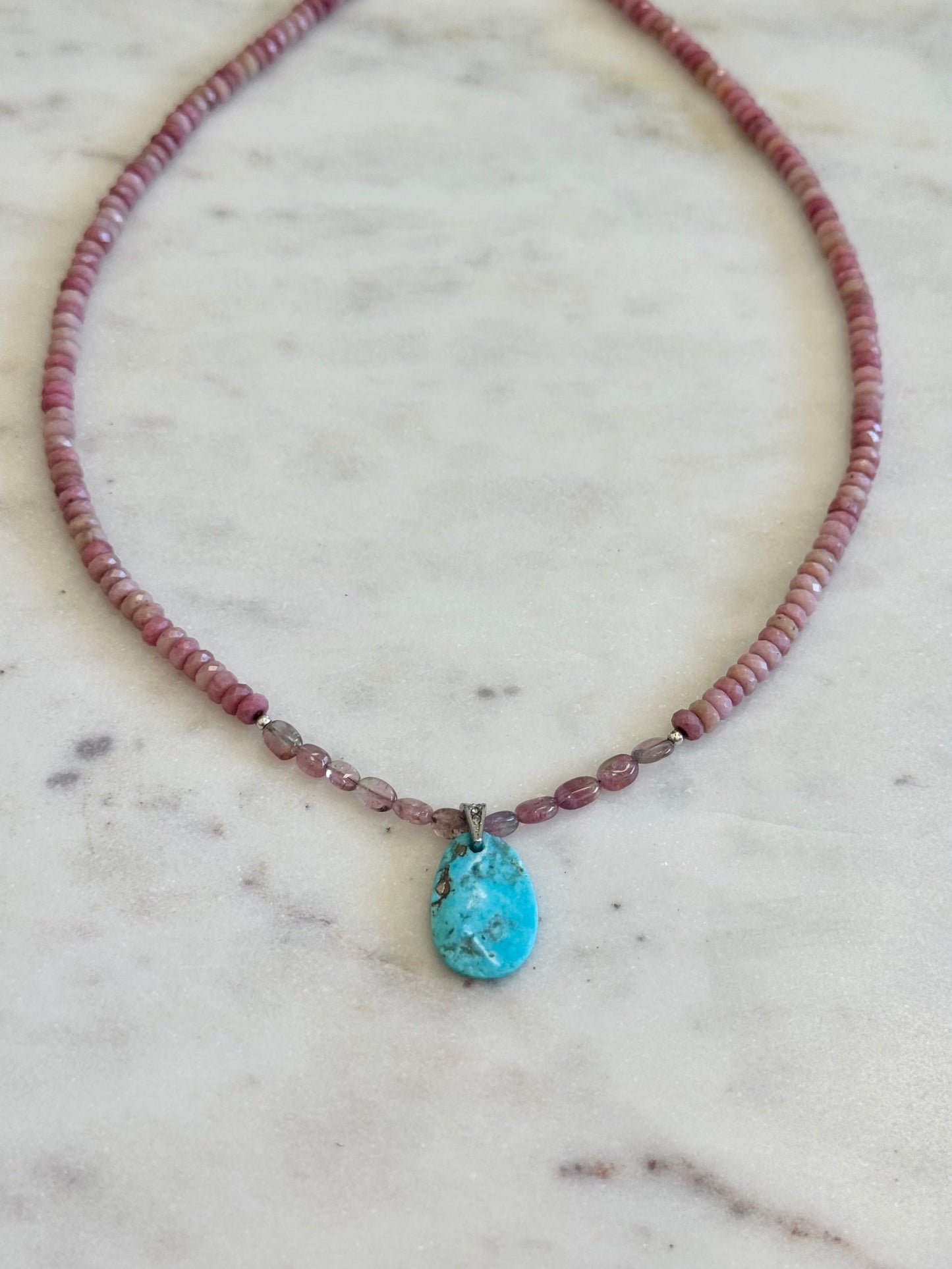 Collier Turquoise, Tourmaline& Rhodonite — La guérison dans toute sa splendeur