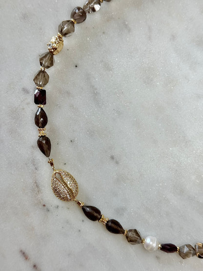 Collier Quartz fumé & Perle d’eau douce — L’ancrage lumineux