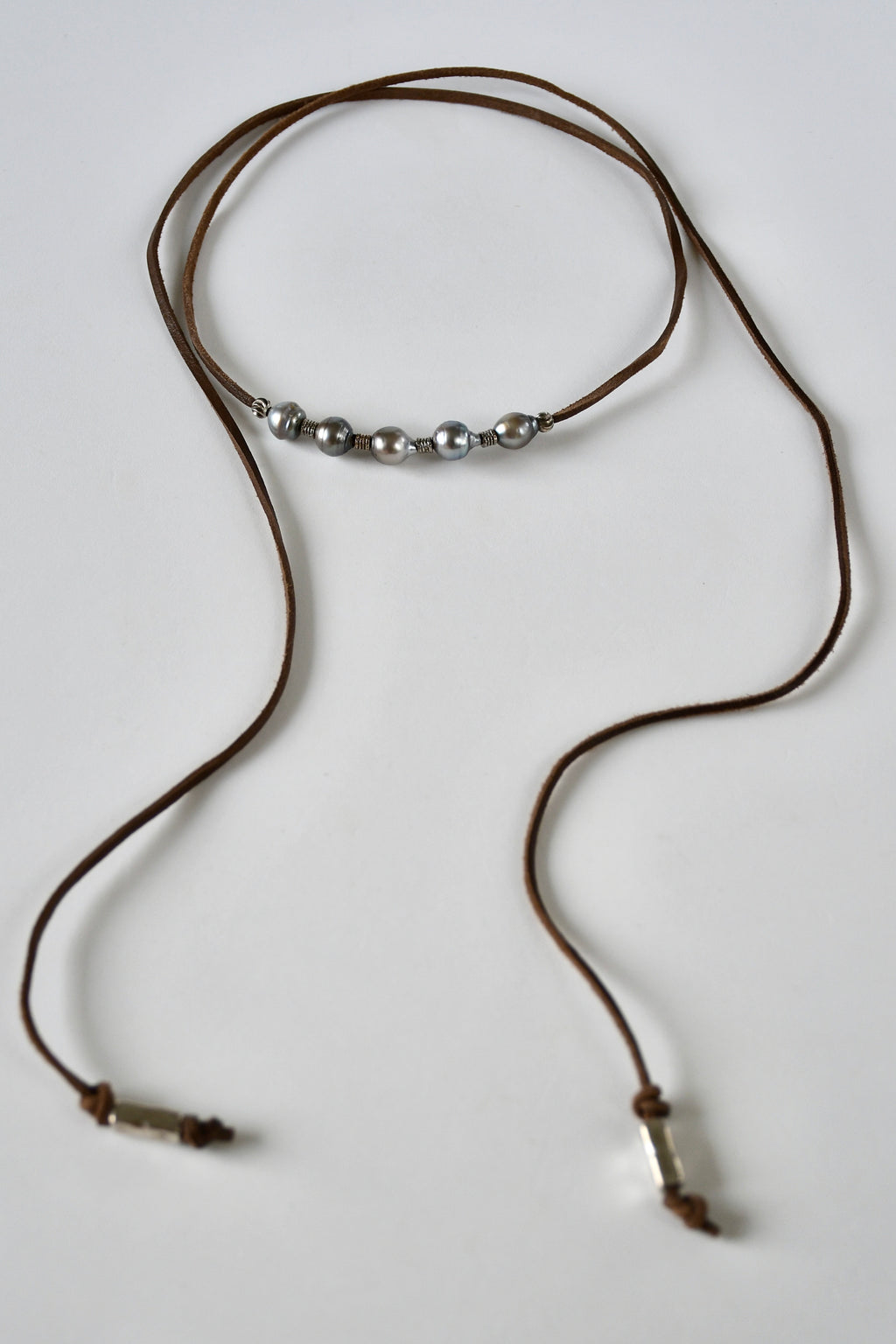 Collier Perles de Tahiti sur cordon de cuir