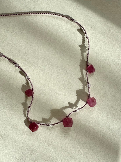 Collier Rubis brut & Améthyste lavande  sur soie