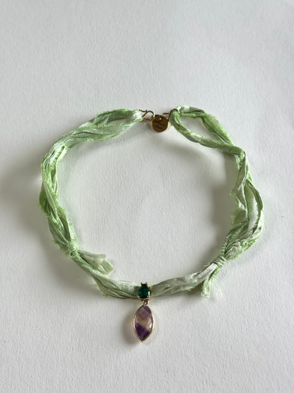 Collier Fluorite sur ruban de soie — L’arc-en-ciel minéral