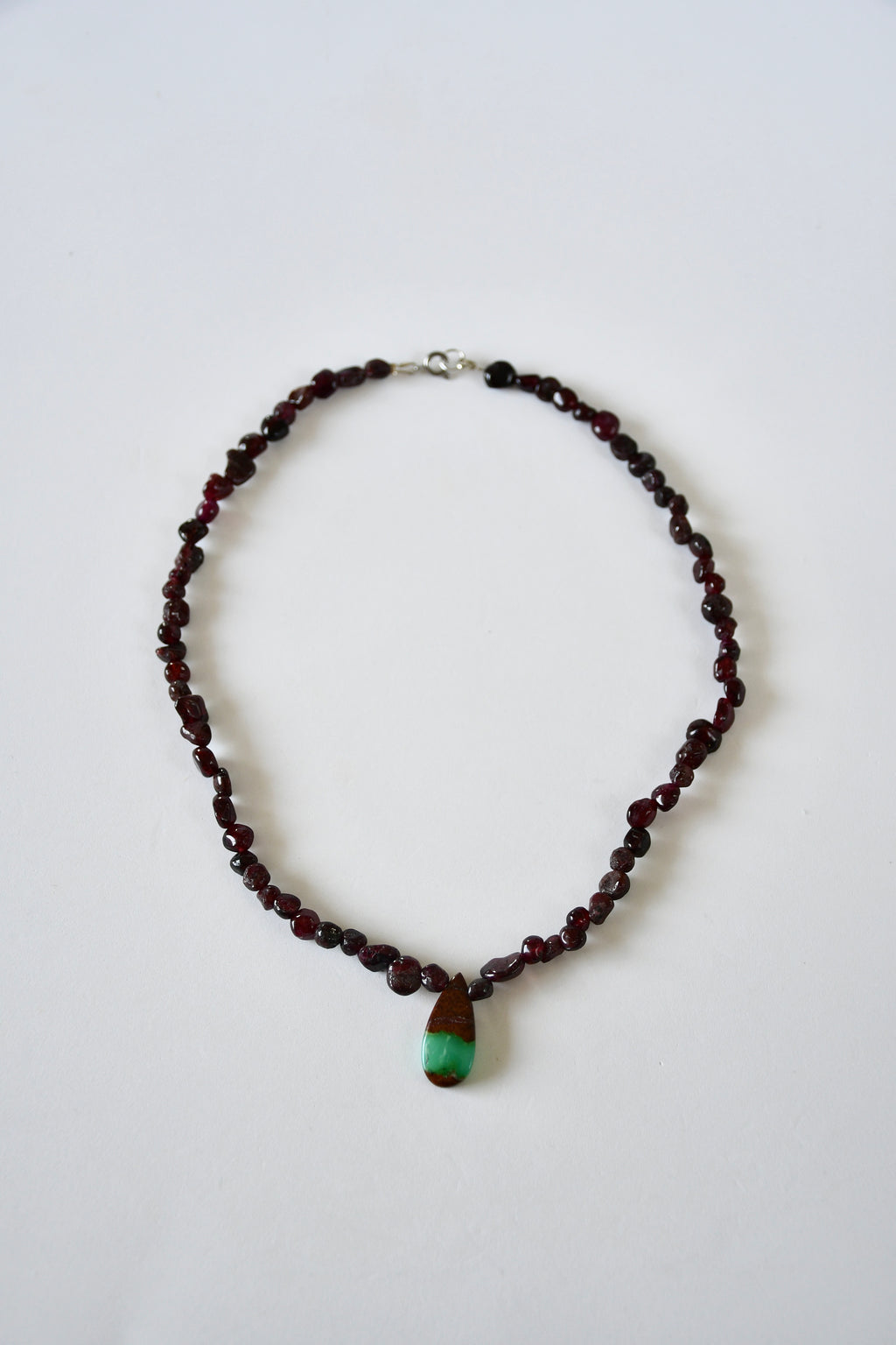 Collier Chrysoprase & Grenat — La renaissance par le cœur vivant
