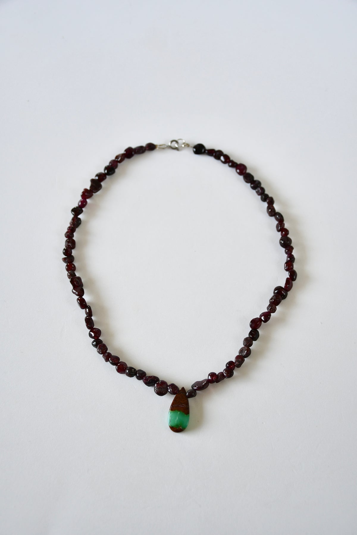 Collier Chrysoprase & Grenat — La renaissance par le cœur vivant