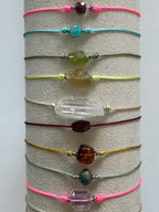 Bracciali colorati con pietre assortite