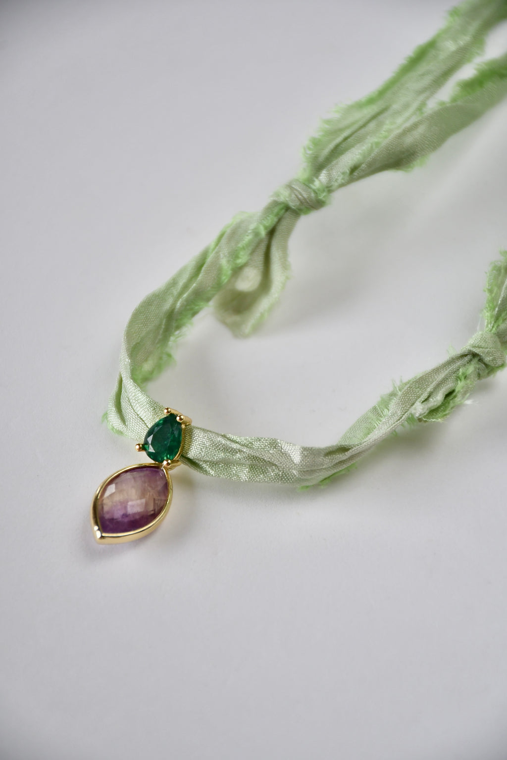 Collier Fluorite sur ruban de soie — L’arc-en-ciel minéral