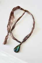 Collier Labradorite sertie Cuivre sur ruban de soie — Le Voile de Mystère