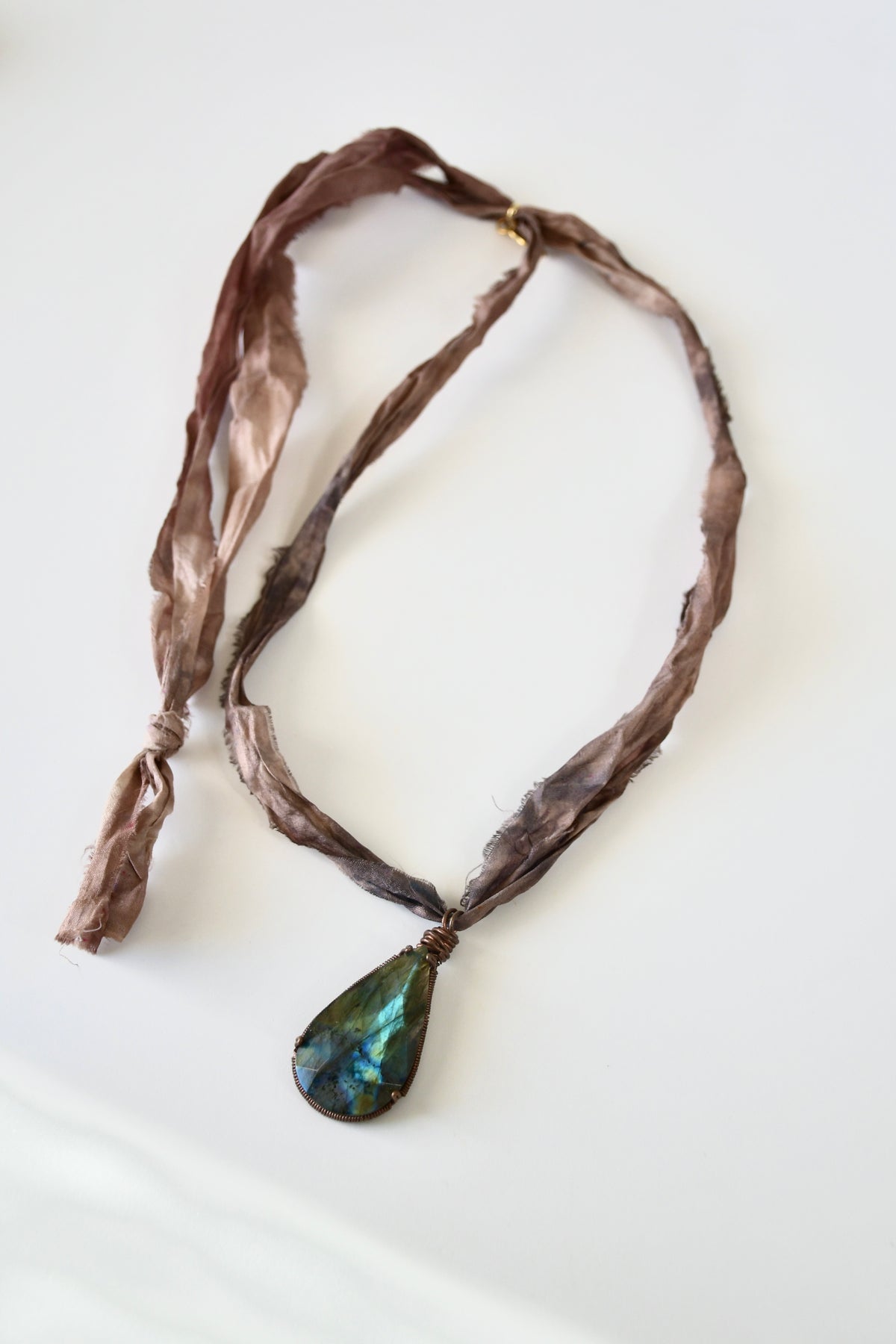 Collier Labradorite sertie Cuivre sur ruban de soie — Le Voile de Mystère