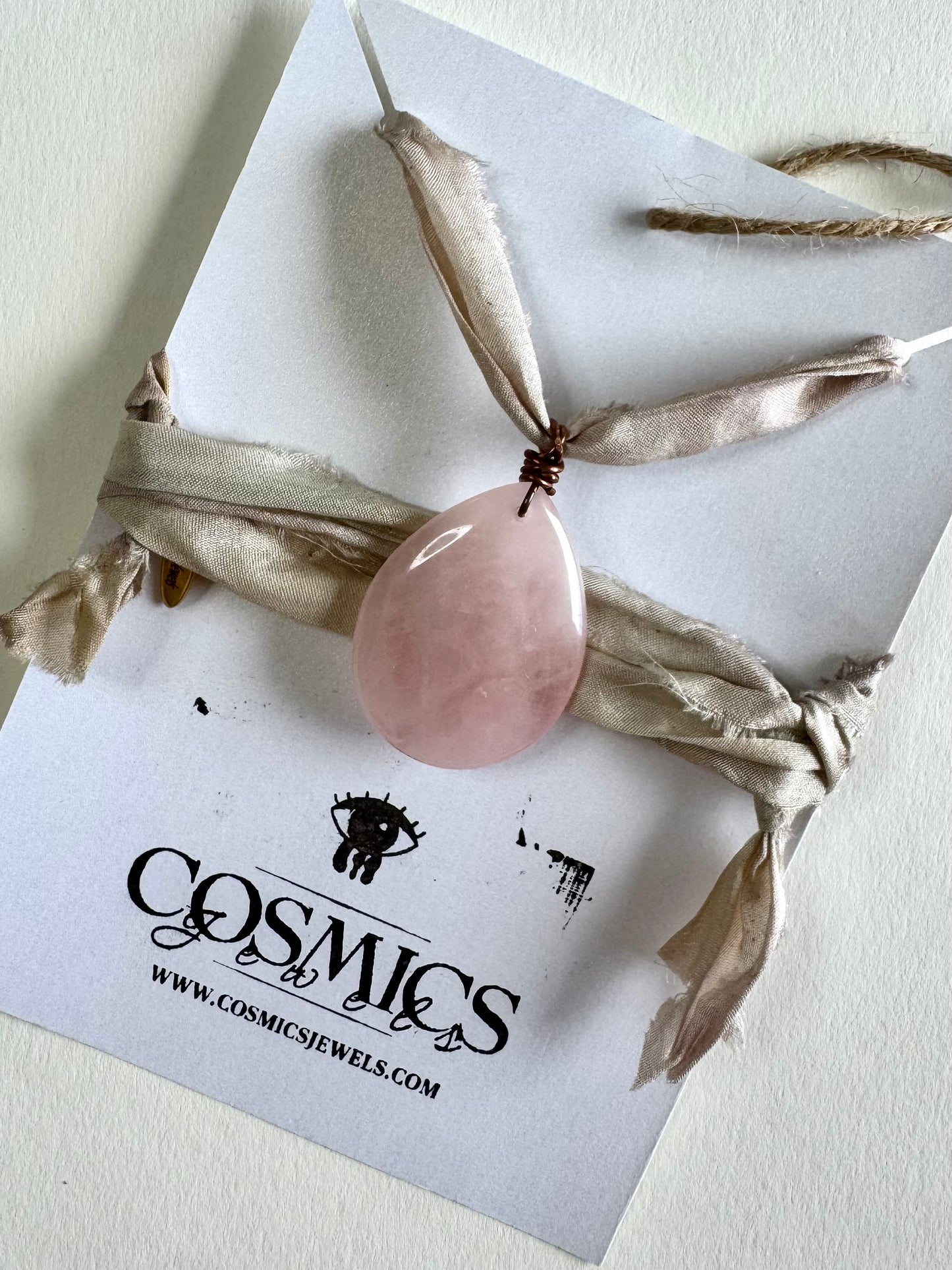 Collier Quartz rose sur cuivre et ruban de soie — La Douceur Retrouvée