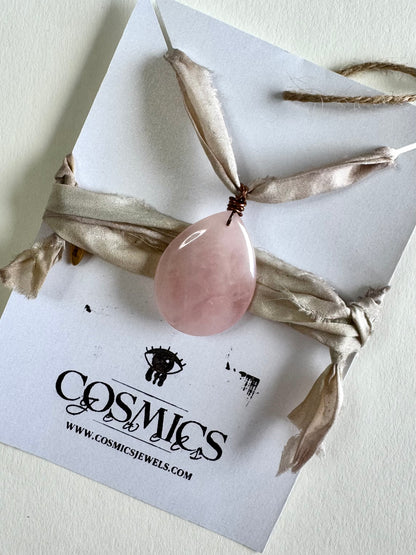 Collier Quartz rose sur cuivre et ruban de soie — La Douceur Retrouvée