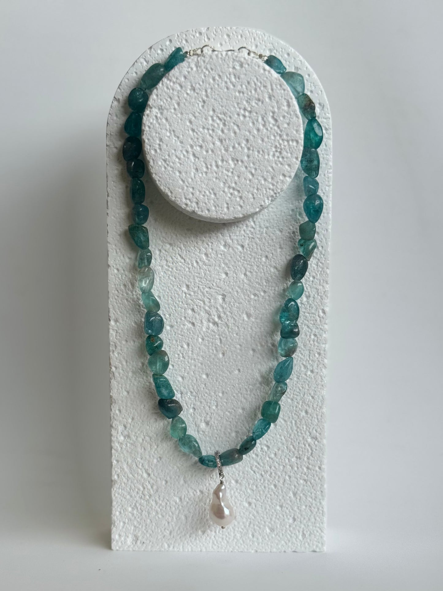 Collier Apatite & Perle d’eau douce — La voix de l’intuition