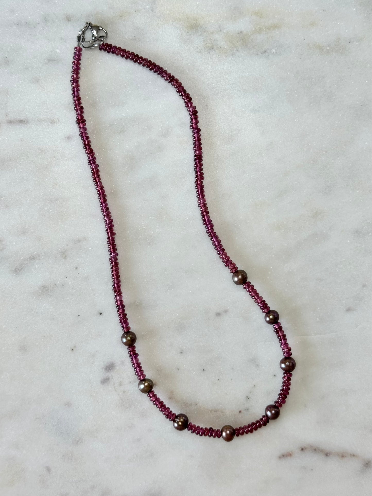 Collier Grenat Rhodolite & Perles d’eau douce — La passion silencieuse