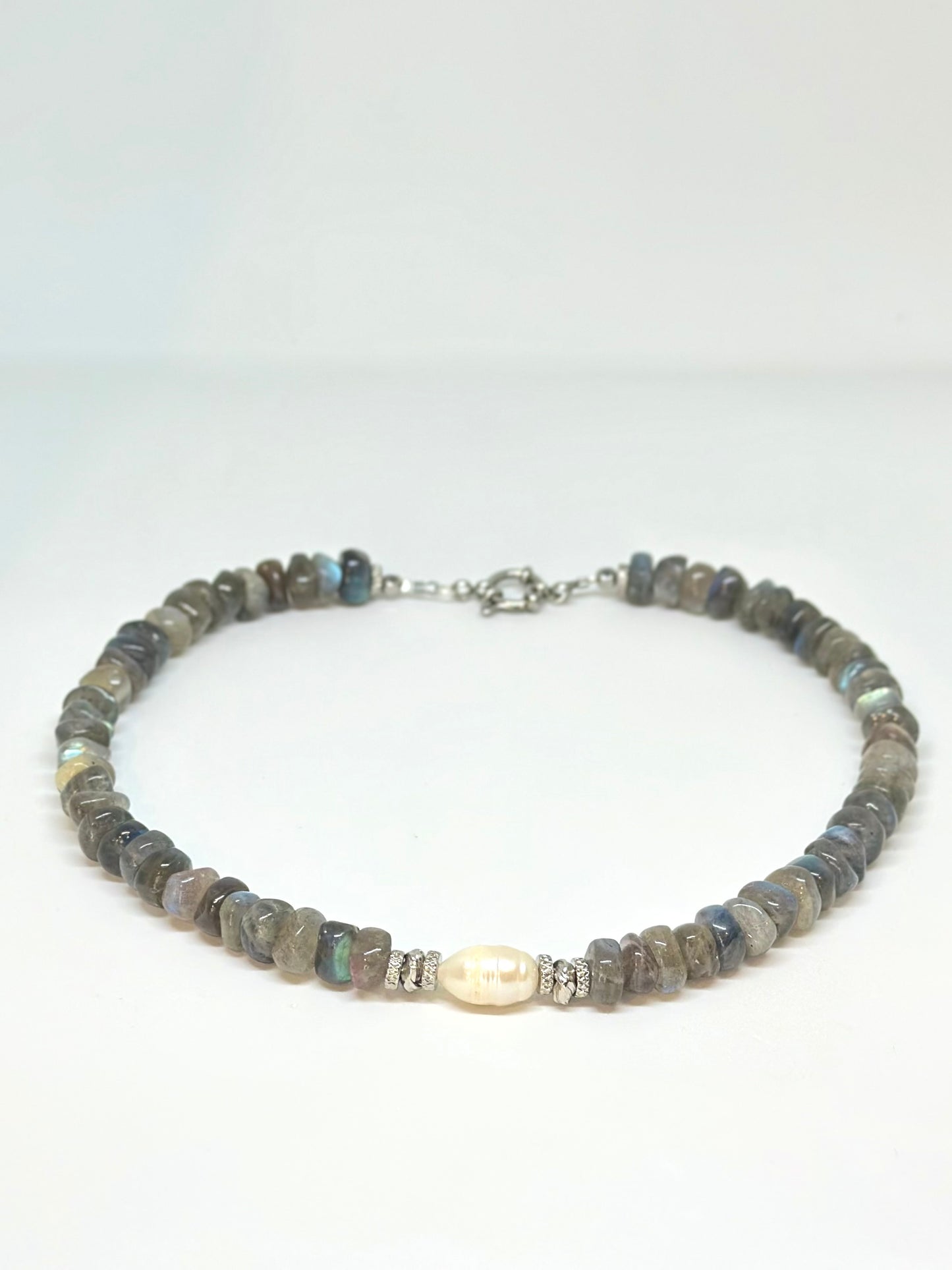Collier perle d’eau douce & Labradorite – Voile de lumière et protection subtile