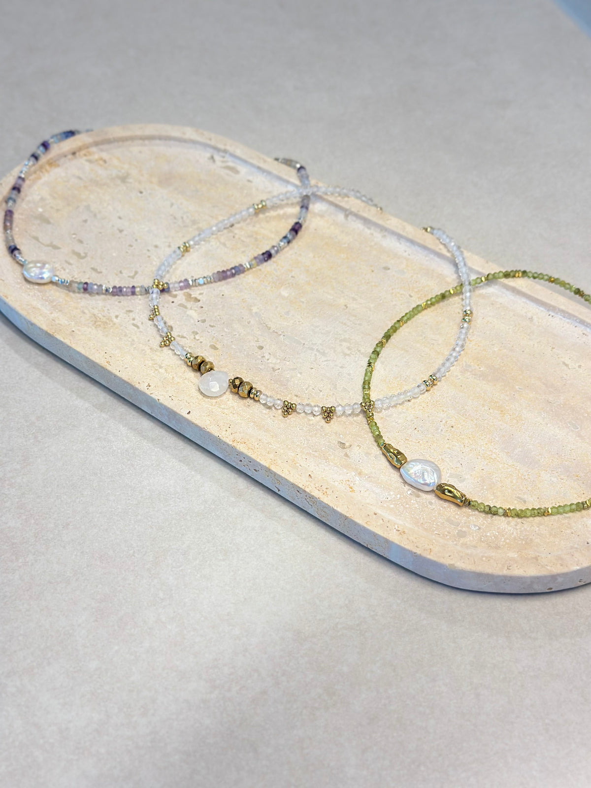 Collier perle d’eau douce & péridot – Sérénité et ancrage