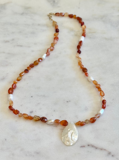 Collier Cornaline & Coquillage nacre — Le feu doux de l’élan retrouvé