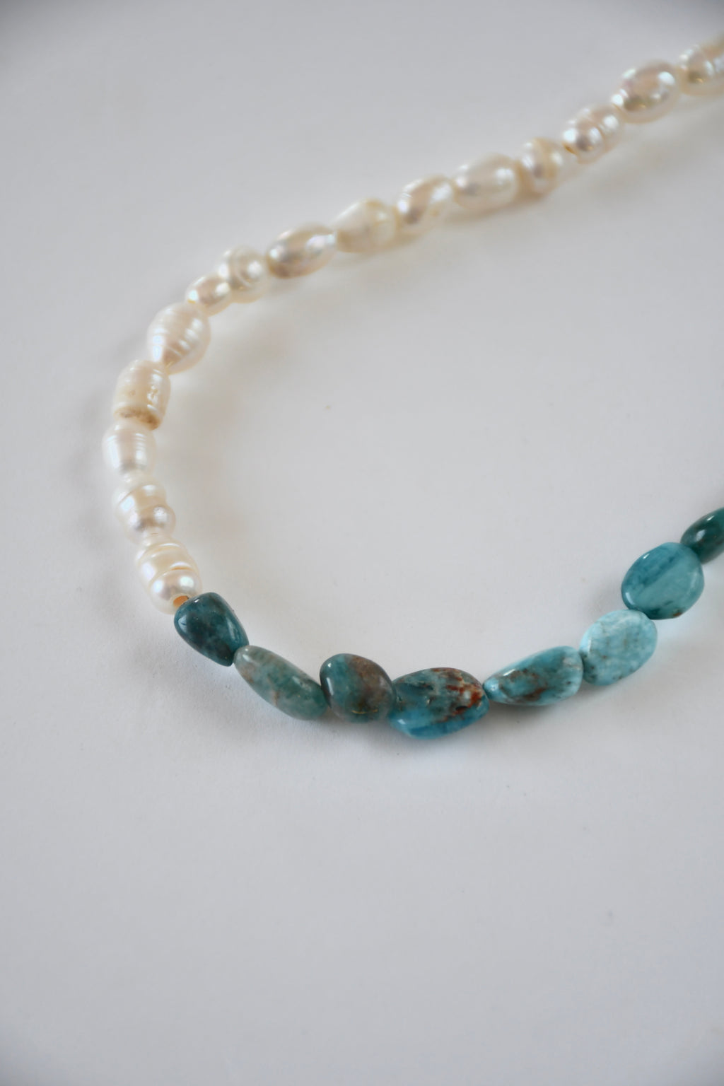 Collier Apatite & Perles d’eau douce — Clarté intérieure et expression alignée