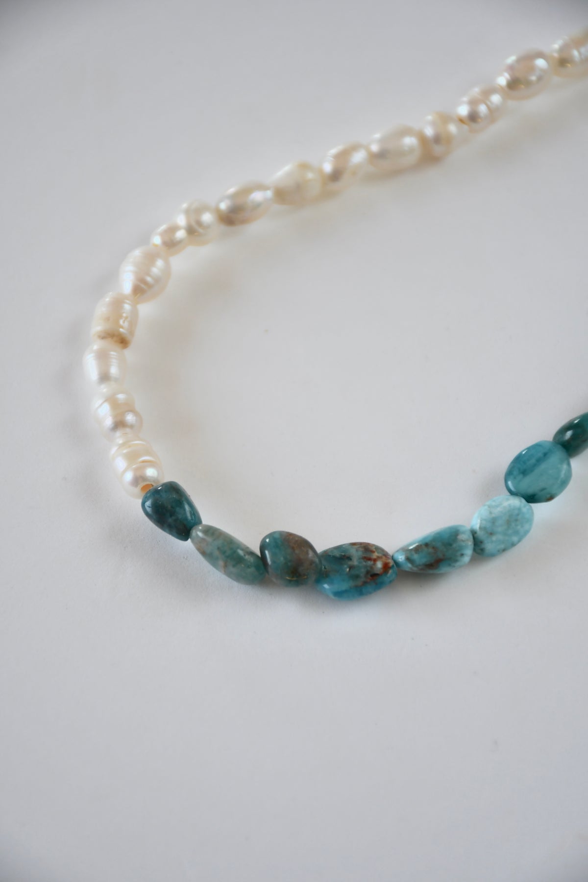 Collier Apatite & Perles d’eau douce — Clarté intérieure et expression alignée